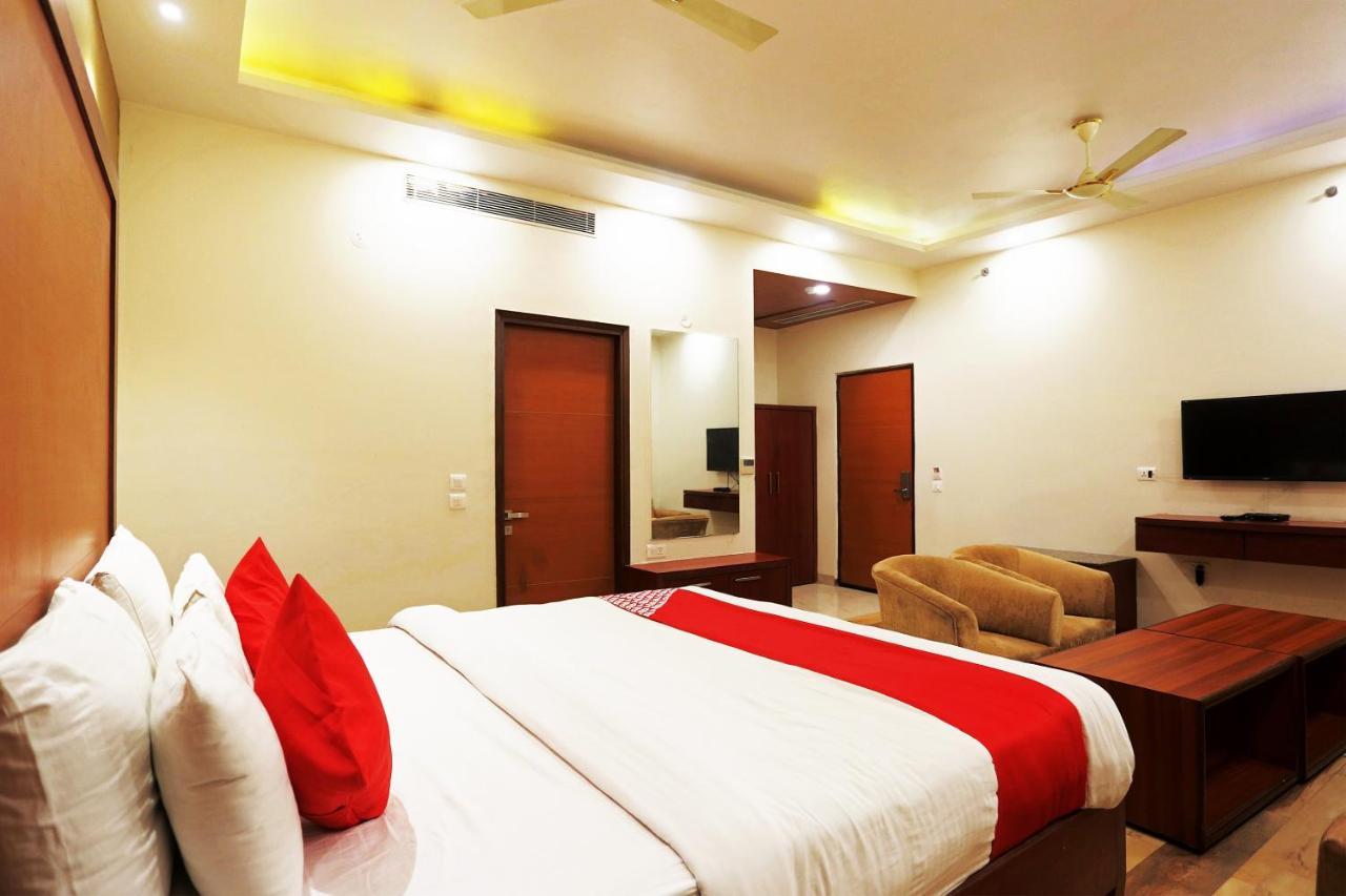 Capital O Green Palms Near Jhilmil Metro Station Hotel Ню Делхи Екстериор снимка