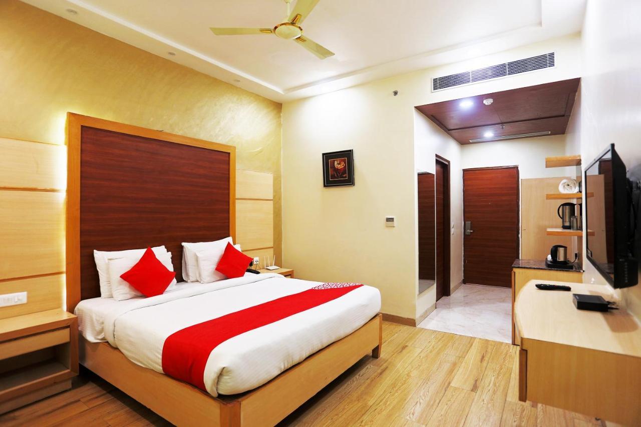 Capital O Green Palms Near Jhilmil Metro Station Hotel Ню Делхи Екстериор снимка