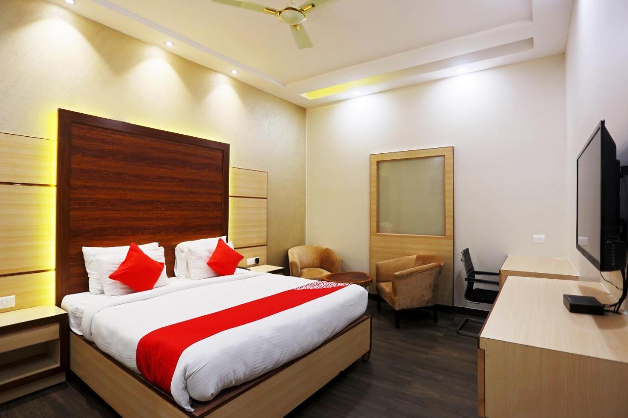 Capital O Green Palms Near Jhilmil Metro Station Hotel Ню Делхи Екстериор снимка