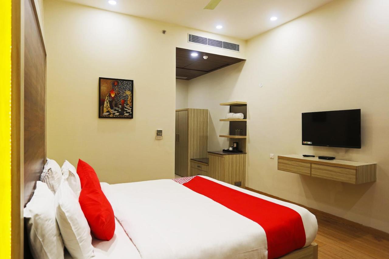 Capital O Green Palms Near Jhilmil Metro Station Hotel Ню Делхи Екстериор снимка