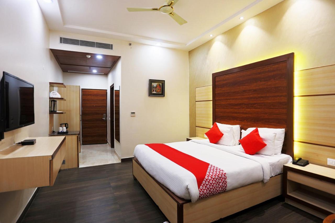 Capital O Green Palms Near Jhilmil Metro Station Hotel Ню Делхи Екстериор снимка