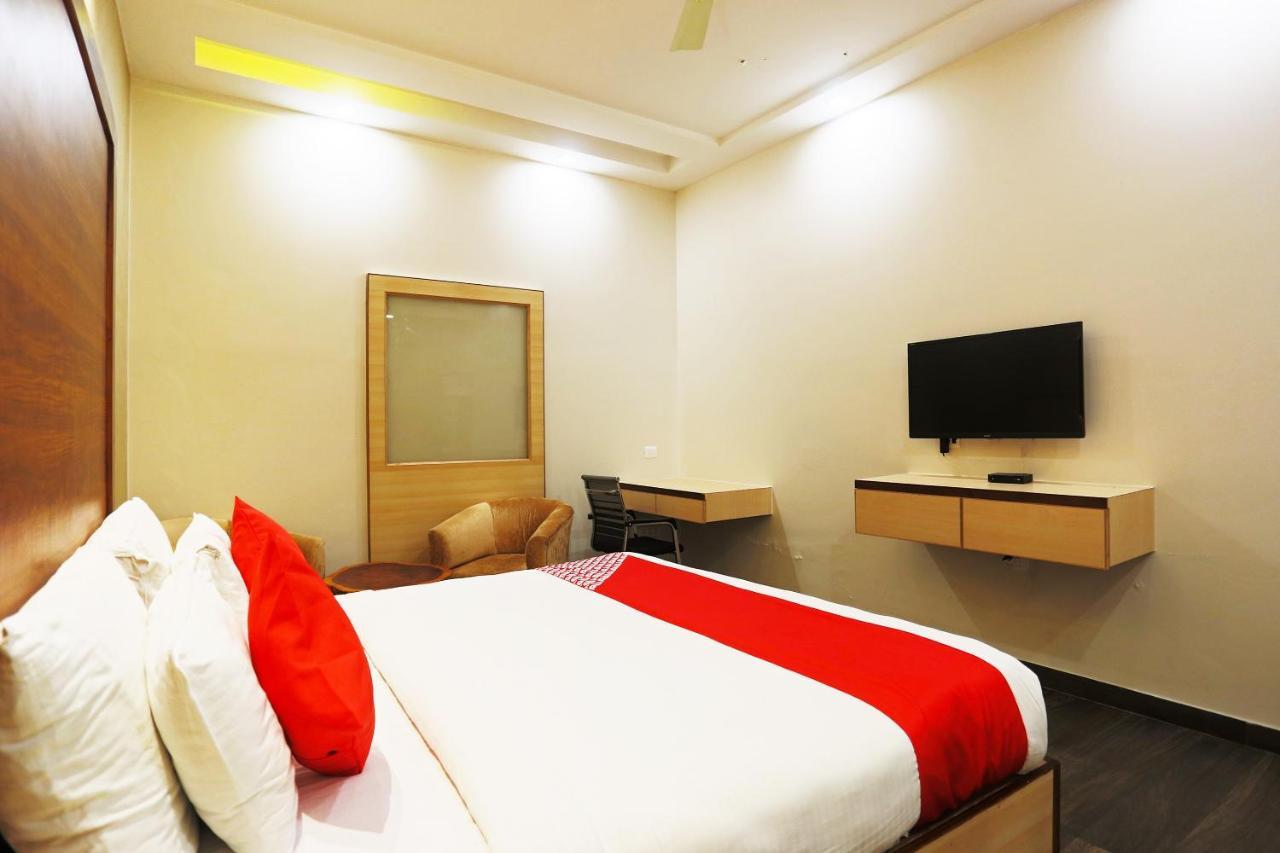 Capital O Green Palms Near Jhilmil Metro Station Hotel Ню Делхи Екстериор снимка