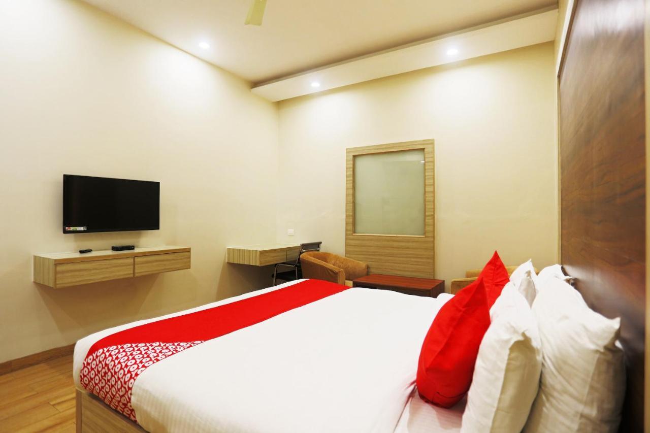 Capital O Green Palms Near Jhilmil Metro Station Hotel Ню Делхи Екстериор снимка